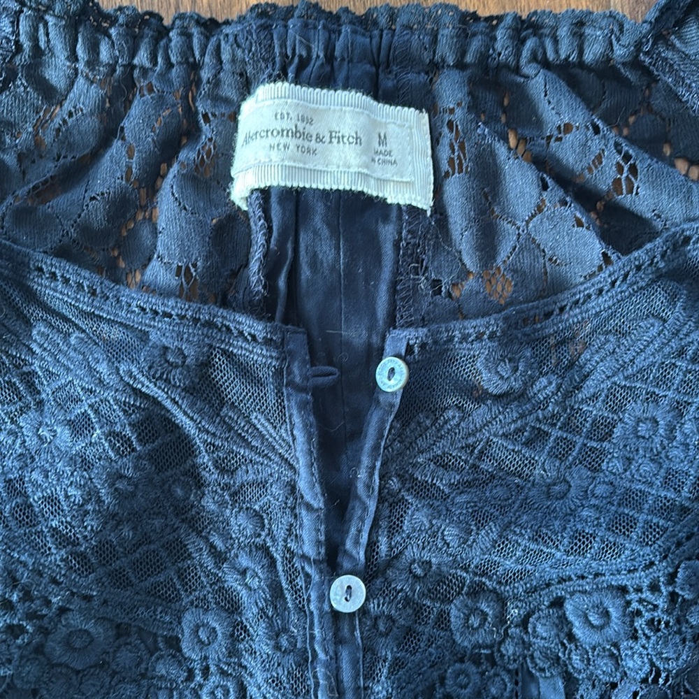 Abercrombie & Fitch Lace cap sleeve top size M but fits like a small